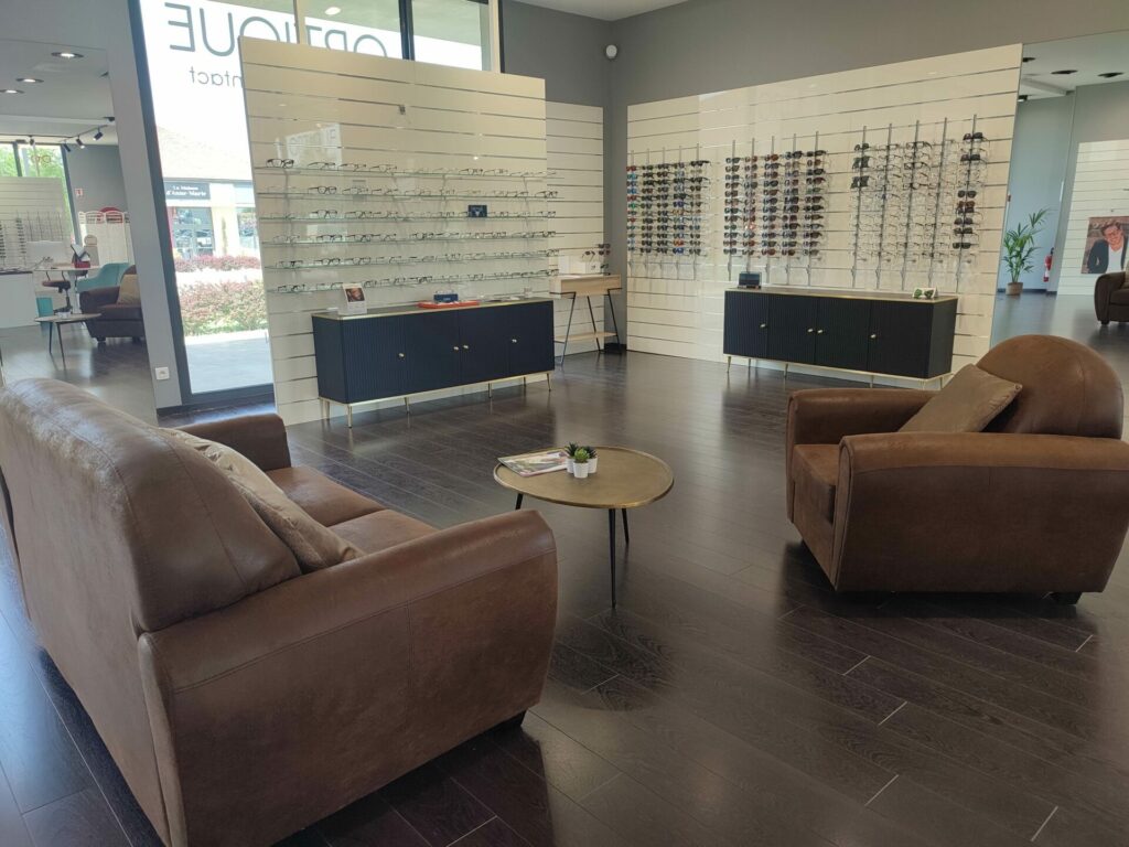 Intérieur magasin côté salon et montures hommes